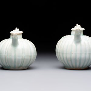 A pair of Chinese qingbai ewers and covers with dragon-form handles, Song/Yuan — 照片 3