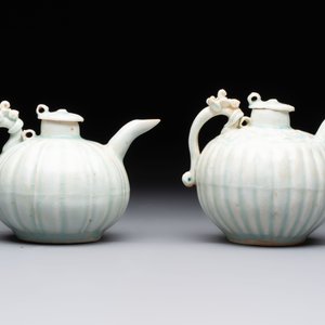 A pair of Chinese qingbai ewers and covers with dragon-form handles, Song/Yuan — 照片 4