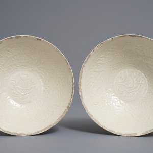 A pair of Chinese qingbai moulded 'phoenix' bowls, Song — 照片 1