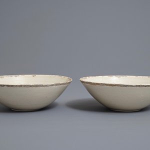 A pair of Chinese qingbai moulded 'phoenix' bowls, Song — 照片 2