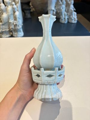 A pair of Chinese qingbai vases and a cup on a stand, 20th C. — 照片 1