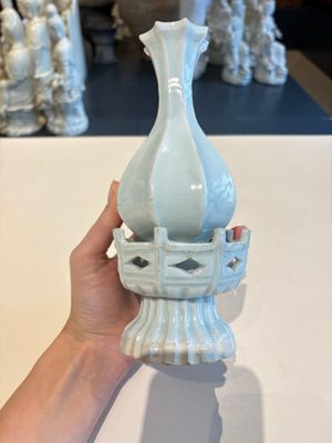 A pair of Chinese qingbai vases and a cup on a stand, 20th C. — 照片 2
