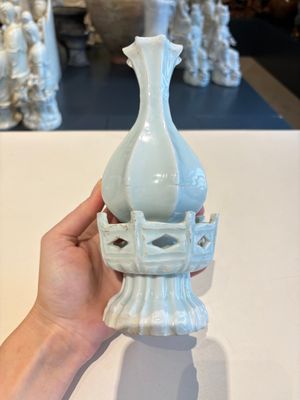 A pair of Chinese qingbai vases and a cup on a stand, 20th C. — 照片 3
