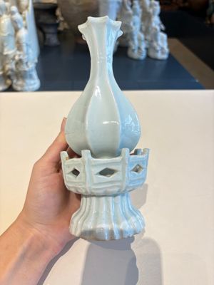 A pair of Chinese qingbai vases and a cup on a stand, 20th C. — 照片 4