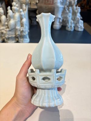 A pair of Chinese qingbai vases and a cup on a stand, 20th C. — 照片 7