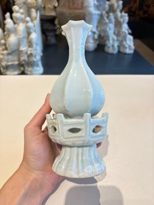 A pair of Chinese qingbai vases and a cup on a stand, 20th C. — 照片 8