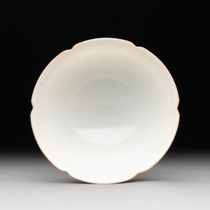 A pair of Chinese qingbai vases and a cup on a stand, 20th C. — 照片 11