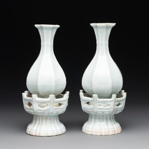 A pair of Chinese qingbai vases and a cup on a stand, 20th C. — 照片 2