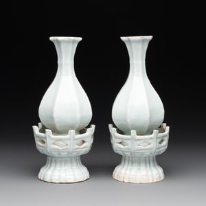 A pair of Chinese qingbai vases and a cup on a stand, 20th C. — 照片 3