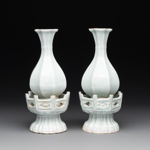 A pair of Chinese qingbai vases and a cup on a stand, 20th C. — 照片 4
