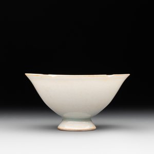 A pair of Chinese qingbai vases and a cup on a stand, 20th C. — 照片 10