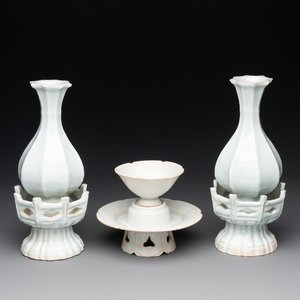 A pair of Chinese qingbai vases and a cup on a stand, 20th C. — foto 1