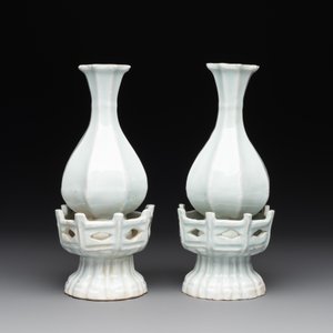 A pair of Chinese qingbai vases and a cup on a stand, 20th C. — foto 5