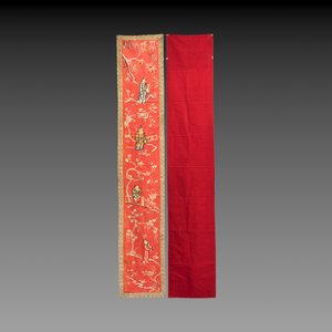 A pair of Chinese red-ground embroidered silk 'Eight Immortals' panels, 19th C. — photo 2
