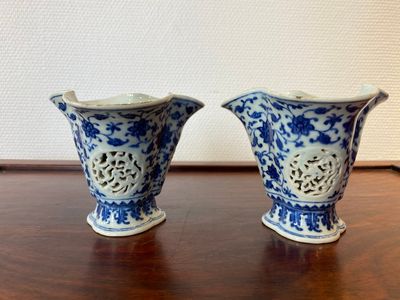 A pair of Chinese reticulated and double-walled blue and white Ming-style beakers with lotus scrolls, Qianlong — photo 1