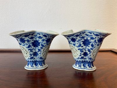 A pair of Chinese reticulated and double-walled blue and white Ming-style beakers with lotus scrolls, Qianlong — photo 2