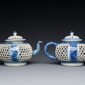 A pair of Chinese reticulated and double-walled blue and white teapots, Transitional period — 照片 4