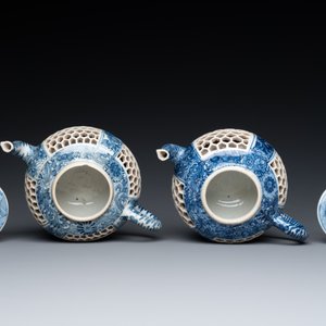 A pair of Chinese reticulated and double-walled blue and white teapots, Transitional period — 照片 6