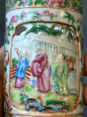 A pair of Chinese reticulated Canton famille rose brush pots, 19th C. — photo 11