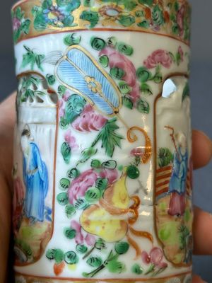 A pair of Chinese reticulated Canton famille rose brush pots, 19th C. — photo 12