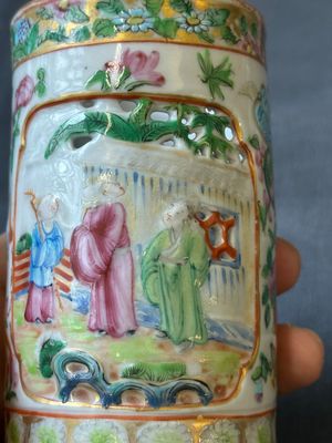 A pair of Chinese reticulated Canton famille rose brush pots, 19th C. — photo 6