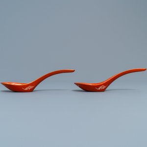 A pair of Chinese reverse-decorated iron red spoons, 19th C. — 照片 3