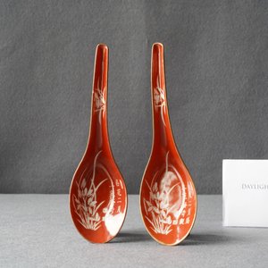 A pair of Chinese reverse-decorated iron red spoons, 19th C. — 照片 5