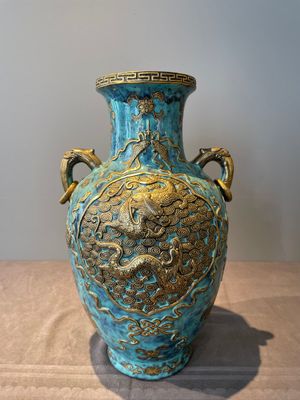 A pair of Chinese robin's egg and faux bronze-glazed 'hu' vases, Qianlong mark, 19th C. — foto 1