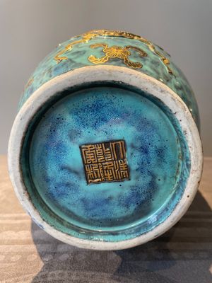 A pair of Chinese robin's egg and faux bronze-glazed 'hu' vases, Qianlong mark, 19th C. — foto 14