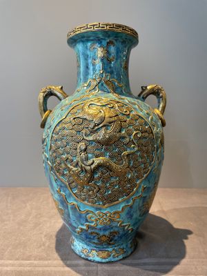 A pair of Chinese robin's egg and faux bronze-glazed 'hu' vases, Qianlong mark, 19th C. — foto 18