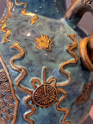 A pair of Chinese robin's egg and faux bronze-glazed 'hu' vases, Qianlong mark, 19th C. — foto 20