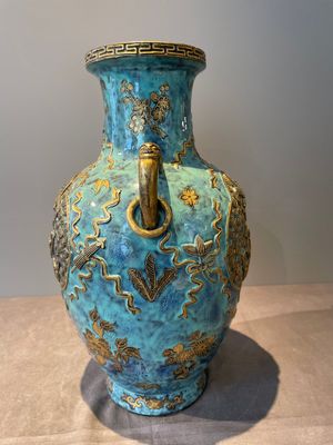 A pair of Chinese robin's egg and faux bronze-glazed 'hu' vases, Qianlong mark, 19th C. — foto 23