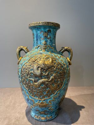 A pair of Chinese robin's egg and faux bronze-glazed 'hu' vases, Qianlong mark, 19th C. — foto 24