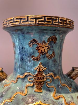 A pair of Chinese robin's egg and faux bronze-glazed 'hu' vases, Qianlong mark, 19th C. — foto 25
