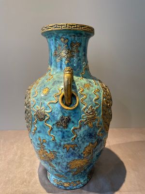 A pair of Chinese robin's egg and faux bronze-glazed 'hu' vases, Qianlong mark, 19th C. — foto 26