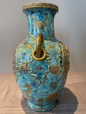 A pair of Chinese robin's egg and faux bronze-glazed 'hu' vases, Qianlong mark, 19th C. — foto 3