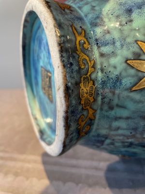 A pair of Chinese robin's egg and faux bronze-glazed 'hu' vases, Qianlong mark, 19th C. — foto 32