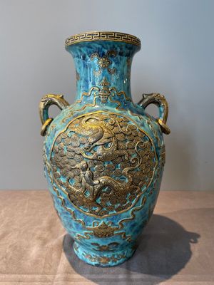 A pair of Chinese robin's egg and faux bronze-glazed 'hu' vases, Qianlong mark, 19th C. — foto 7