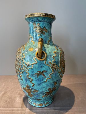 A pair of Chinese robin's egg and faux bronze-glazed 'hu' vases, Qianlong mark, 19th C. — foto 10