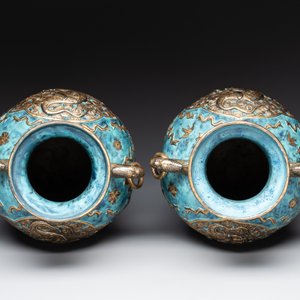 A pair of Chinese robin's egg and faux bronze-glazed 'hu' vases, Qianlong mark, 19th C. — foto 5