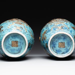 A pair of Chinese robin's egg and faux bronze-glazed 'hu' vases, Qianlong mark, 19th C. — foto 6