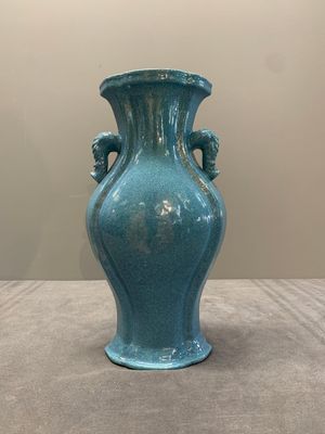A pair of Chinese robin's egg-glazed vases with 'elephant' handles, 19th C. — photo 2