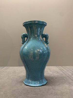 A pair of Chinese robin's egg-glazed vases with 'elephant' handles, 19th C. — photo 4