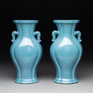 A pair of Chinese robin's egg-glazed vases with 'elephant' handles, 19th C. — photo 2