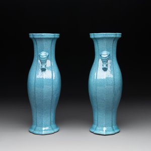 A pair of Chinese robin's egg-glazed vases with 'elephant' handles, 19th C. — photo 3