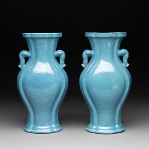 A pair of Chinese robin's egg-glazed vases with 'elephant' handles, 19th C. — photo 4