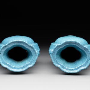 A pair of Chinese robin's egg-glazed vases with 'elephant' handles, 19th C. — photo 6