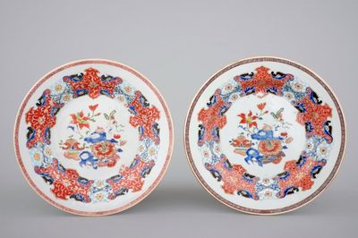 A pair of Chinese rose-verte porcelain plates, Yongzheng, 1722-1735