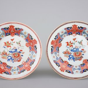 A pair of Chinese rose-verte porcelain plates, Yongzheng, 1722-1735 — 照片 1