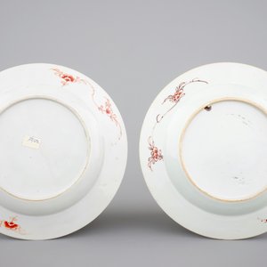A pair of Chinese rose-verte porcelain plates, Yongzheng, 1722-1735 — 照片 2